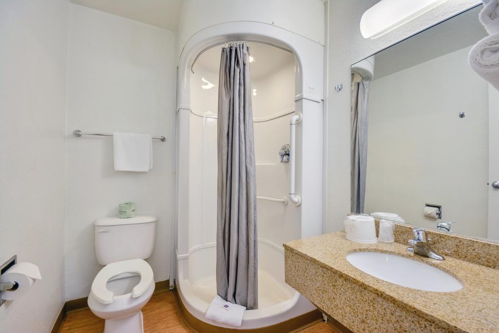 Rodeway Inn Tillmans Corner Room photo
